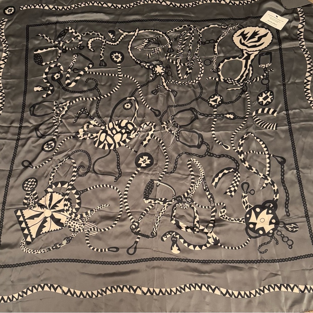 Gucci Gray and Black Designer Scarf - Picture 9 of 10